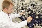 Labor Solarforschung | Ohne Geld geht nichts: Photovoltaikforschung ist teuer. Die Unternehmen brauchen dafür die Unterstützung der Bundesregierung.