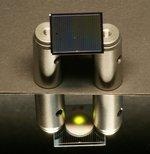 Hochkonverter hinter Solarzelle | Die Energie der infraroten Wärmestrahlung wird so konzentriert, dass am Ende sichtbares gelbes Licht in die Solarzelle zurückfließt. Die Zelle kann Strahlung mit dieser Wellenlänge dann in Strom umwandeln.