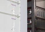 Speicher Racks Großspeicher | Große Speicher im Netz können viele Systemdienstleistungen erbringen. Sie tragen zur Stabilität der Netzfrequenz bei und reagieren vor allem innerhalb von Sekundenbruchteilen.