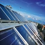 Solarthermie auf MFH Berlin | Anders als im Einfamilienhaus steht im Mehrfamilienhaus auch im Sommer der Erzeugung von Solarwärme eine entsprechende Abnahme gegenüber. Ein neues Konzept von Timo Leukefeld geht aber noch viel weiter.