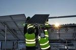 Schweden Soalrpark Installation | Ein eher seltener Anblick in Schweden: Solarstromanlagen sind hier nicht weit verbreitet. Die Skandinavier punkten vor allem mit großen Wasserkraftwerken, die bei Ausbau der erneuerbaren Energien hier eine große Rolle spielen. - © Maria Fallström/Glava Energy