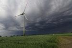 Windleistungsprognose | Durchziehende Sturmfronten im Herbst retteten das Windjahr 2013. Die Anlagen in Deutschland speisten erneut 2,8 Prozent mehr Windstrom ein als im vorigen Rekordwindjahr 2012. - © Uschi Dreiucker/pixelio.de