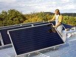 Montage Flachkollktor Flachdach Installateur | Die Solarthermiebranche muss weiter auf günstige Rahmenbedingungen warten. Die Bundesregierung wird aber die Ziele der Einsparung von Treihausgasemissionen nicht schaffen, wenn sie nicht endlch die Wärmewende vorantreibt.
