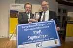 Umweltminister Franz Untersteller und Bürgermeister Thomas Schärer (rechts) bei der Ehrung der Stadt Sigmaringen 2012. Der Landkreis folgt nun im März 2014. - © Foto: Stadt Sigmaringen Umweltminister Franz Untersteller und Bürgermeister Thomas Schärer (rechts) bei der Ehrung der Stadt Sigmaringen 2012. Der Landkreis folgt nun im März 2014.