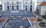Dachanlage Gewerbehof Berlin | Die Anlage auf dem Dach des Gewerbehofes in der Berliner Reuchlingstraße Leistet 238 Kilowatt. Die Module kommen aus der Produktion von Solon in Greifswald und Berlin.