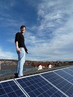 Nicolai Ferchl, Vorstand der Heidelberger Energiegenossenschaft, präsentiert stolz die Photovoltaikanlage in Nußbaum bei Heidelberg. - © Foto: Heidelberger Energiegenossenschaft