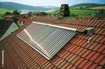 Röhrenkollektor auf Dach | In Deutschland muss die Solarthermiebranche eher kleine Brötchen backen. In anderen Ländern werden die Potenziale der Solarthermie indes üppig genutzt.