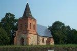 Kirche mit Solardach in Zernin (Mecklenburg-Vorpommern).