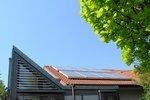 Solarthermie Kollektoren Einfamilienhaus | Je nach Dämmstandard, klimatischen Bedingungen und Dachausrichtung kann die Solarthermie bis zu 42 Prozent der Heizenergie für das Gebäude liefern. Im Schnitt liegen die Einsparungspotenziale bei gut 25 Prozent. - © Wagner amp;amp; Co. Solartechnik