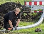 Heizungsbauer Dennis Delfs im Einsatz | Dennis Delfs ist Heizungsbauer beim Maschinenringe Energie-Pool. Er schließt seine Nachbarn auf Nordstrand an das Wärmenetz der Biogasanlage an. - © AEE/Paul Langrock