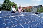 Solarpunkte GmbH | Die Jungunternehmer Tobias Höfle und Dennis Brünig auf dem Dach des Winnicott-Instituts
