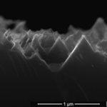 schwarzes Silizium Nano Nahaufnahme | Wie ein Wald aus kleinen umgekehrten Pyramiden sieht die Oberfläche des Wafers nach dem Ätzen aus. Der Prozess dauert aber immer noch acht Stunden, so dass er bisher noch kaum für die Massenproduktion taugt. - © Rice University/Barron Group