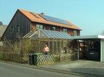 Einfamilienhaus Dachanlage | Der Vertrieb von Photovoltaikanlagen ist sehr kleinteilig und für die Stadtwerke sehr aufwändig. Mit Vertriebsplattformen können sie dieses Angebot direkt auf ihren Internetseiten einbinden und die Arbeit delegieren.