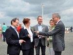 Juwi-Windpark am Hungersberg Eröffnungsfeier Juni 2014 | Juwi-Windpark am Hungersberg – ein 30-Megawatt-Projekt mit den Vestas-Binnenlandturbinen V112. Ein Joint Venture von Juwi und dem hessischen Energieversorgung Offenbach (EVO) projektierte den Windpark und betreibt ihn: Die EVO-Vorstände Kurt Hunsänger und Heike Heim, Juwi-Gründer Fred Jung sowie die rheinland-pfälzische Energieministerin Eveline Lemke und ihr hessischer Amtskollege Tarek Al-Wazir (v.l.n.r.) feierten die Eröffnung nun offiziell.