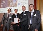 Übergabe der Handslungsempfehlungen durch Mitinitiator Martin Schmidt (links) von der Windcomm Schleswig-Holstein an die Politik.