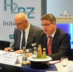 Im Rahmen einer Pressekonferenz stellte Mathias Samson, Staatssekretär im hessischen Wirtschaftsministerium, das neue Förderprogramm für Brennstoffzellen-Heizgeräte vor. Bauherren oder Sanierer können beim Einsatz dieses Gerätes einen Zuschuss von bis zu 17.500 Euro bekommen. - © Foto: Viessmann