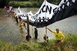 Menschenkette gegen Tagebau | Acht Kilometer lange Menschenkette im deutsch-polnischen Grenzgebiet gegen geplante Braunkohle-Tagebaue auf beiden Seiten der Grenze. Die Aktivisten schlossen die Menschenkette auch über den Grenzfluss Neiße hinweg. - © Foto: Gordon Welters/Greenpeace