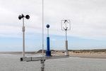 Schickes Design ohne bewegliche Teile | Das neue Kugelanemometer (Bildmitte) im Feldtest auf einer Messstation der Universität Oldenburg.