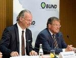 BUND amp; BWE - Albers amp; Weiger | BWE-Präsident Hermann Albers (links) und der BUND-Vorsitzende Hubert Weiger fordern die Bundesregierung auf einer Pressekonferenz auf, gesetzlich zu Energieeinsparungen beizutragen und die Potenziale der Windkraft zu nutzen.