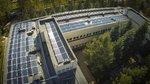 Polen Lodz Zahnklinik | Um die Dachfläche optimal auszunutzen, haben die Monteure einen Teil des Generators in Ost-West-Ausrichtung installiert.