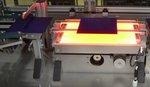 Rückseitenstrukturierung PERC Zelle | Durch die Passivierung der Rückseite wird eine Solarzelle zur PERC-Zelle. Dadurch holen die Hersteller etwa ein Prozent mehr Effizienz aus der Zelle.