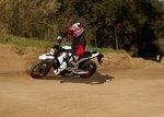 E-Bike | Sieht aus wie ein normales Motorrad, fährt aber mit Strom. Das 108 km/h schnelle E-Bike kann an der solaren Ladestation neue Energie tanken. - © Foto: Zero Motorcycles
