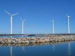 Windenergieanlagen an der dänischen Küste in Bønnerup Strand | Windkraftanlagen an der dänischen Küste in Bønnerup Strand. - © Foto: Dirk Goldhahn