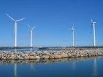 Windenergieanlagen an der dänischen Küste in Bønnerup Strand | Windkraftanlagen an der dänischen Küste in Bønnerup Strand.