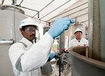 _siemens_biokläranlage | Futter für die Kleinen: In einer Pilotanlage in Singapur werden Bakterienflocken mit Verunreinigungen gespeist, die sie zu Methan vergären.