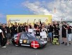 _eco_marathon_1 | Mit Bioethanol das Eco-Rennen von Shell gewonnen: Das Siegerteam des Technischen Instituts Dänemarks posiert in der Lausitz.