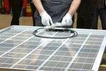 Modul Produktion | Die kristalline Photovoltaik hat die Vorteile der Forschung an Zellen in Standardgröße erkannt. Statt die Verluste zwischen kleinen Laborzellen dun großen Standardzellen noch hinnehmen zu müssen, veringert sich der Effizeinzunterschied zwischen Laborzelle und Modul größtenteils auf die Verluste beim Verschlaten von Zellen zu Modulen.