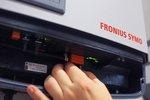 Wechselrichter Installation | Mit dem dreiphasigen Symo hat Fronius die Snap-Inverter-Serie gestartet. Jetzt bekommt er mit dem einphasigen Primo einen neuen Bruder. - © Fronius