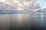 Alpha Ventus Blick auf den Windpark | Seit drei Jahren ist Alpha Ventus, Deutschlands erster Offshore-Windpark, in Betrieb. Seither untersucht der Forschungsverbund RAVE seine Betriebsdaten. Nun liefert er Ergebnisse. - © Matthias Ibeler / Alpha Ventus