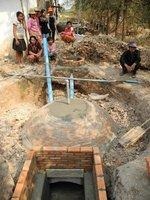 Polarstern - Biogasanlage Kambodscha 443 | Mit Mikro-Biogasanlagen für Bauernfamilien wie hier in Kambodscha will Ökostromhändler Polarstern Entwicklungsländern die Energiewende bringen. - © Foto: Jakob Assmann / Polarstern
