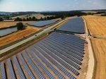 Amberg Solarpark | Bisher waren nur Anlagen auf Randstreifen von Straßen und Schienen, Konversionsflächen und versiegelten Flächen möglich. Jetzt können auch wieder Anlagen auf Ackerflächen eine Förderung bekommen, wenn die Projekte auch auf zehn pro Jahr begrenzt sind.