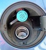 _biotanke dannenberg | Könnte bald auch Kunde in Dannenberg sein: Füllstutzen des bivalenten Ford C-MAX. CNG (Compressed Natural Gas) tanken (Füllstutzen oben) kostet im Wendland umgerechnet auf Benzin 69 Cent der Liter.