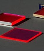 Fluoreszierende Solarzelle LSC-System | Eine der ersten Generationen von fluoreszierenden Solarzellen: Der Luminescend Solar Concentrator (LSC) besteht aus einer großen Kunststoffplatte, einer fluoreszierenden Schicht und einer Solarzelle. Heute befördern Nanopartikel mehr Licht in die Zelle.