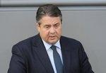 Sigmar Gabriel | Er durfte am Freitag gleich auf zwei Hochzeiten tanzen, was die EEG-Novelle inhaltlich nicht besser macht. Mit ihr verfehlt Sigmar Gabriel sein erklärtes Ziel um Längen. - © Deutscher Bundestag/Joachim Melde