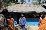 Dachanlage in Bangladesh | Mit solchen Inselanlagen wie hier auf einem Haus in Mongla (Provinz Khulna) will dei Regierung in Bangladesh die Elektrifizierung des Landes Voranbrigen. Das ist billiger als der Bau von neuen Kraftwerken und der Ausbau des Stromnetzes.