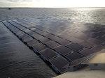 Der Offshore-Solarpark im britischen Stausee entsteht.