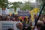 Die einhellige Botschaft einer Demonstranten kürzlich in Berlin: Weniger Kohle mehr Sonne. Wirtschaftsminister Gabriel erntete viel Kritik. - © Foto: Weinhold