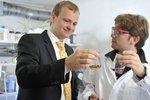 Saperatec-Team im Labor | Saperatec-Chef Sebastian Kernbaum (links) und Chemiker Florian Lovis erforschen geeignete Tensidmischungen, um Solarmodule zu zerlegen und die Wertstoffe zu separieren. - © Saperatec