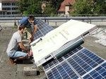 Leistungsmessung LED-Flasher | Der Prüfer setzt den Flasher auf das Modul und löst die LEDs aus, die Sonneneinstrahlung unter Testbedingungen auf das Modul simulieren. Am Ende kommt eine Kennlinie heraus, aus der der Prüfer den konkreten Leistungsverlust des Moduls ablesen kann.