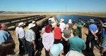 Topaz Solar Farm Touring | Topaz Solarfarm: Die ersten Module stehen schon. Ein Mitarbeiter von First Solar zeigt Anwohnern, wie der Solarpark einmal aussehen soll. - © Foto: First Solar