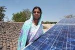 Indien Aufdachanlage | Die Regierung hat sich zum Ziel gesetzt, in den kommenden Jahren mindestens 20.000 Dörfer zu elektrifizieren. Hier spietl die Solarenergie eine Schlüsselrolle. - © Foto: Greenpeace / Peter Caton