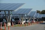 Carport Anlage Flughafen Weelze | Die riesige Carport-Anlage auf dem Parkplatz des Flughafens Weelze ist eine der vier großen Anlagen, die den Zubau im August 2016 vorangebracht haben.