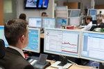 EEX Trading Floor | Renewable power has lowered prices on the exchange by a fifth over the past 12 months. Sellers are therefore hurting, but industrial buyers are happy. Unfortunately, the costs are not being passed on to retail consumers.