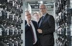 Großspeicher Walsum | Der Vorsitzende der Geschäftsleitung der Steag (links) erklärt Wirtschaftsminister Garrelt Duin die Funktionsweise des Großspeichers, der von Nidec gebaut wurde.