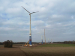 ATS Windpark Schornsheim | Der Juwi-Windpark im hessischen Schornsheim. Die Kenersy-Turbinen auf 135 Meter Nabenhöhe können symbolisch für künftige Neuninstallationen stehen: Stärker im Süden auf höheren Türmen. - © Foto: juwi