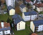 Mieterstrom Neulussheim | Die Beleiferung von Mietern mit Strom ist nur ein Teil der Energiewende hin zu einer dezentralen Versorgung. Doch selbst hier sind die admistrativen Hürden noch immer sehr hoch. Wenn es um die Belieferung von gewerblichen Kunden geht, lauern viele Stolperfallen, die von der Umsetzung von Anlagen zur direkten Belieferung abhalten. - © Wirsol